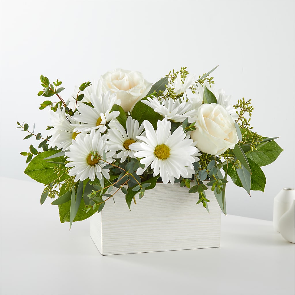 Fresh Linen Box Bouquet – MCKNIGHT'S FLOWERSHOPPE INC., Peterborough ON