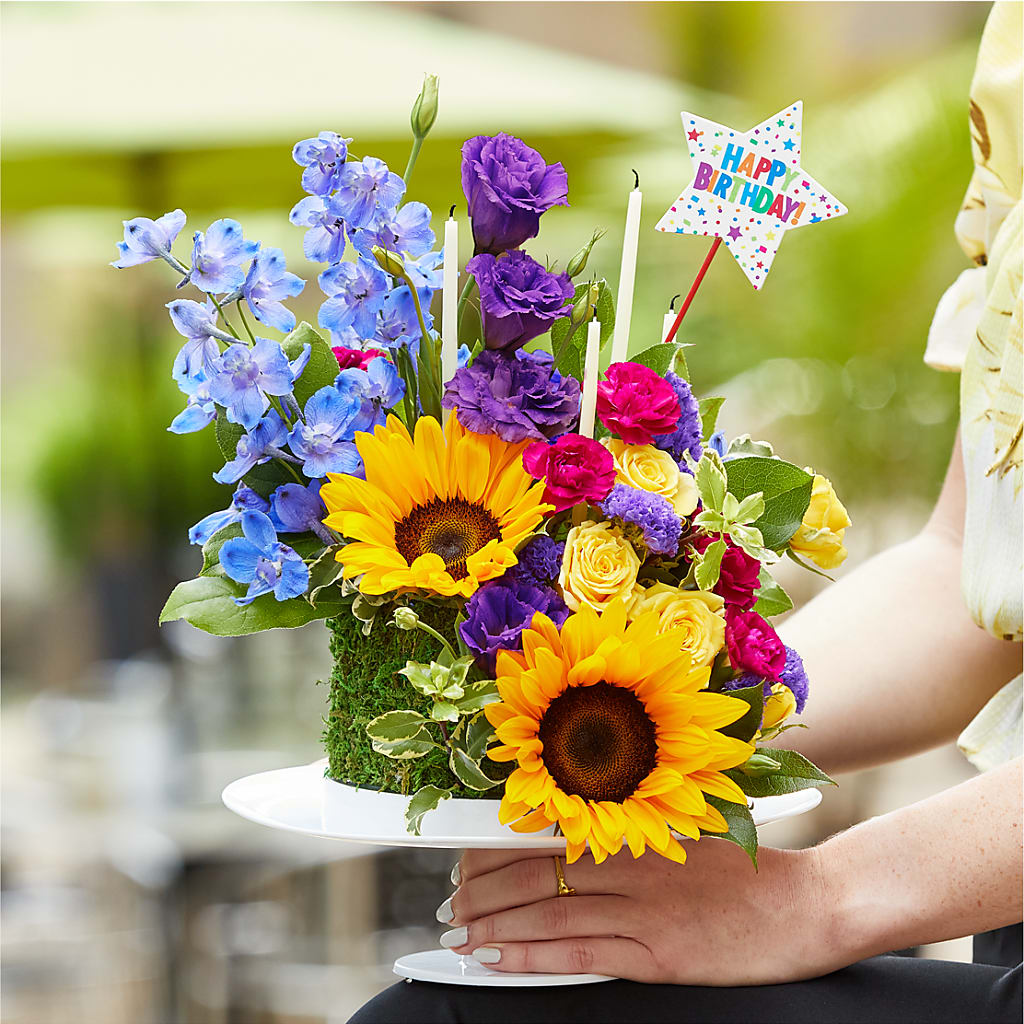 Star of the Day Floral Cake – MCKNIGHT'S FLOWERSHOPPE INC., Peterborough ON