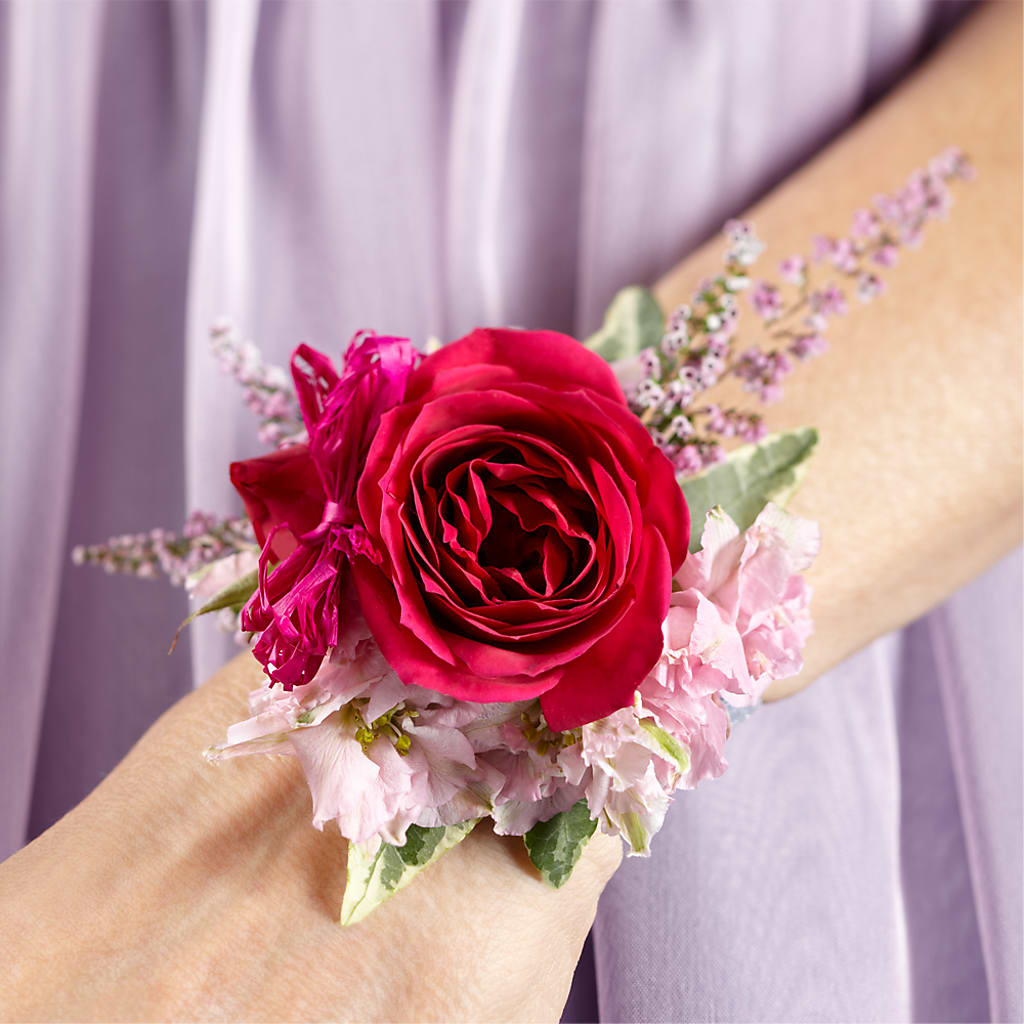 Rose Charm Corsage – MCKNIGHT'S FLOWERSHOPPE INC., Peterborough ON