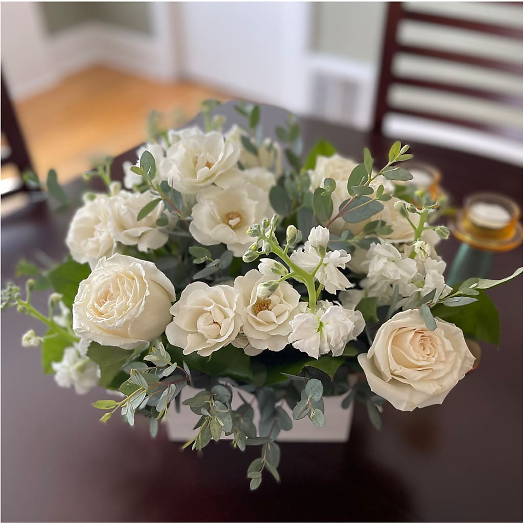 Fresh Linen Box Bouquet – MCKNIGHT'S FLOWERSHOPPE INC., Peterborough ON