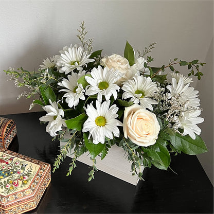 Fresh Linen Box Bouquet – MCKNIGHT'S FLOWERSHOPPE INC., Peterborough ON
