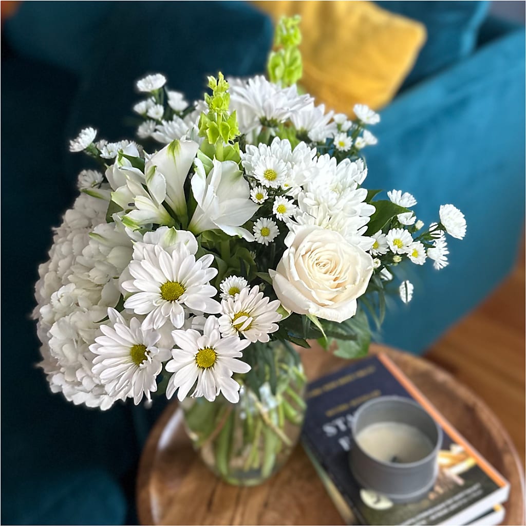Classic Ivory – A Florist Original – MCKNIGHT'S FLOWERSHOPPE INC., Peterborough ON