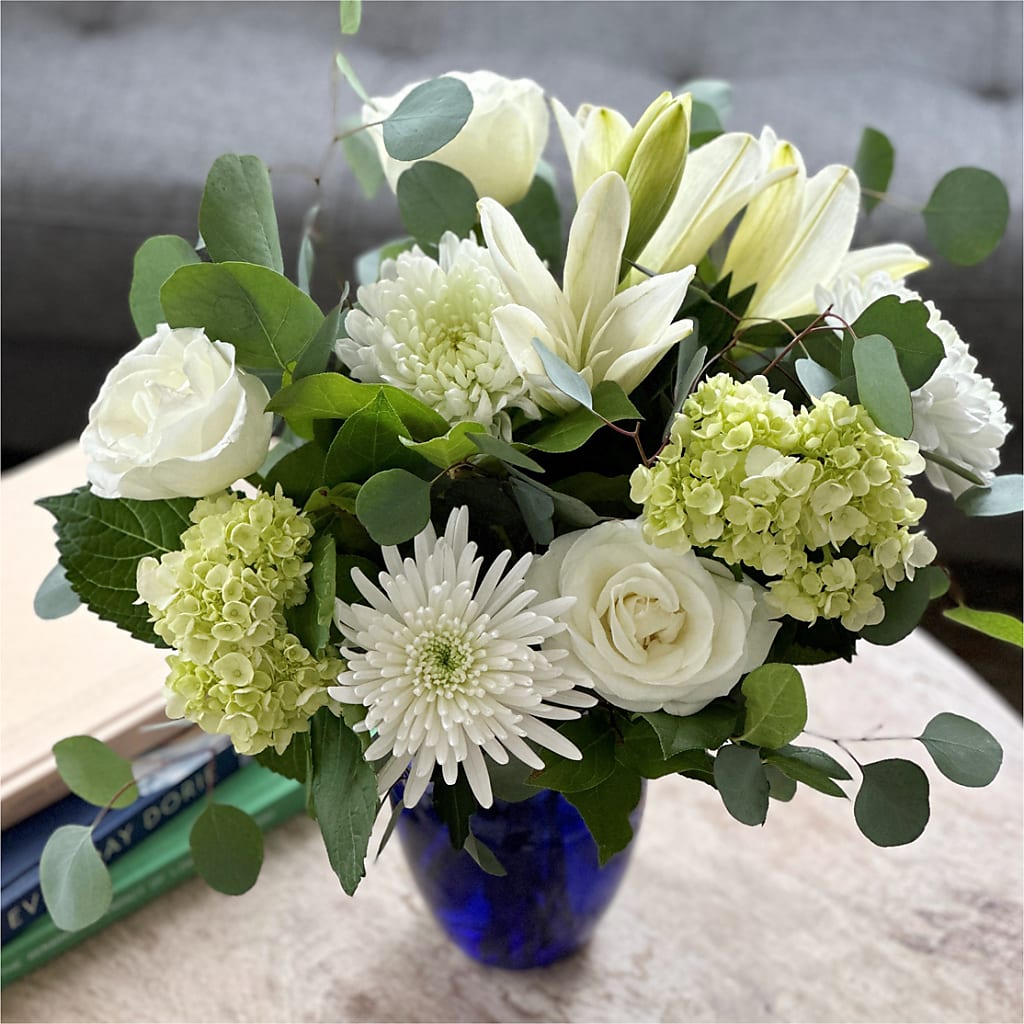 Snowy Dreams Bouquet – MCKNIGHT'S FLOWERSHOPPE INC., Peterborough ON
